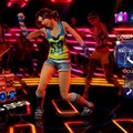 話題のKinect『DANCE CENTRAL』をタレントやモデルがプレイ  画面上のキャラクターにあわせてダンス。基本的な動作は右側のアイコンに表示される。