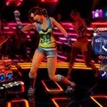 話題のKinect『DANCE CENTRAL』をタレントやモデルがプレイ  画面上のキャラクターにあわせてダンス。基本的な動作は右側のアイコンに表示される。