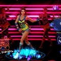 話題のKinect『DANCE CENTRAL』をタレントやモデルがプレイ  画面上のキャラクターにあわせてダンス。基本的な動作は右側のアイコンに表示される。