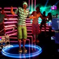 話題のKinect『DANCE CENTRAL』をタレントやモデルがプレイ  画面上のキャラクターにあわせてダンス。基本的な動作は右側のアイコンに表示される。