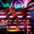 話題のKinect『DANCE CENTRAL』をタレントやモデルがプレイ  画面上のキャラクターにあわせてダンス。基本的な動作は右側のアイコンに表示される。