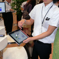 「RICOH TAMAGO Presenter」。発表者がiPad上で資料のページをめくると、会議参加者のiPad上でも自動的にページがめくられる