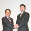 握手する松下電器の古池進副社長（左）とスクウェア・エニックスの和田洋一社長（右）