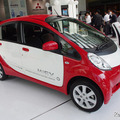 6日に発表された、改良型の三菱i-MiEV。低価格仕様には東芝製のリチウムイオン電池を採用した