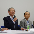 光岡自動車の光岡進会長（左）とユアサM&amp;Bの松田憲二社長（右）