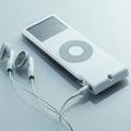 　エレコムは、iPod nano対応のコネクタ装着型ホルダー3種を5月中旬に発売する。いずれもiPod nanoのコネクタ部分を利用した独自のラッチシステムを採用するのが特徴だ。