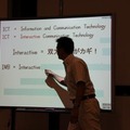 【EDIX】電子黒板による実践的英語授業…暁星小学校 プレゼンも電子黒板の機能を使って行う