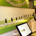 回転寿司のようにコンベア上で流れながら展示されていた各社のAndroid搭載製品