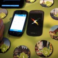 「Nexus S」の持つNFC機能のデモ。机上のタグに端末を乗せると、あらかじめ設定されたアプリが瞬時に起動する