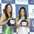 オンデマンドTVのキャラクターと一緒に、蒼井そら（右）と元ギリギリガールズの荒井美恵子（左）もニッコリ