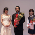 プレゼンターの海老瀬はな（左）、男優賞の林和哉（中央）、女優賞の重盛さと美（右）