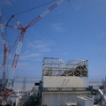 福島第一原子力発電所1号機　原子炉建屋開口部　ダストサンプリング風景 