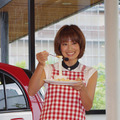タレントの東原亜希さんが、三菱の電気自動車i-MiEVの電力でアウトドア料理に挑戦。2日、東京・豊洲でデモンストレーションがおこなわれた。