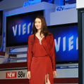 発表会のゲストとして、VIERAイメージキャラクターの小雪が深紅のドレスで登場