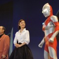 上戸彩とウルトラマンが登場