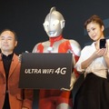 左から孫正義社長、ウルトラマン、上戸彩