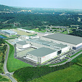　シャープは1日、同社の亀山第2工場（三重県亀山市）で8月からマザーガラスを順次投入すると発表した。