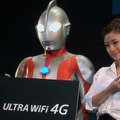 新製品発表会にかけつけた上戸彩さんとウルトラマン