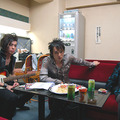 楽屋で出番を待つ出演者。左から赤平誠さん（G）、熊野秀樹さん（Vo）、大塚幸太さん（Dr）