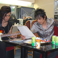 打ち合わせをするミュージシャンの赤平誠さんと熊野秀樹さん