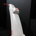 電動歩行アシストカー。本体に内蔵されているジャイロセンサーで傾きを検知し、駆動系をうまく制御する