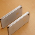 奥がiPhone 4Sで手前がiPhone 4。側面のパネル処理がことなる