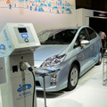 KDDIのブースに展示されているトヨタ プリウスのプラグインハイブリッド車と充電スタンド「G-Station」