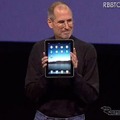 iPadを発表するスティーブ・ジョブズ