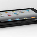 iPad 2をカバーに装着してキーボードをスライド収納したままタブレットとして利用するイメージ（iPad 2は別売り）