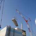 福島第一原子力発電所１号機　原子炉建屋カバー屋根パネル設置作業の状況（10月8日撮影）