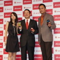 左から堀北真希さん、NTTドコモの山田隆持社長、渡辺謙さん
