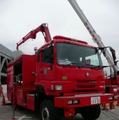 遠距離大量送水車。送水車側を正面から見たところ。クレーンが付いている