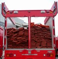 ホース延長車を背後から見ると、なんと荷台いっぱいにホースが積み込まれていた。このホースを延長することで、約2km先まで送水できる