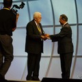 授賞式の模様。トロフィーを渡しているのはITSアメリカ会長のアバス・モハドス氏（右）