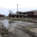 地盤沈下により広範囲で水が上がってきている。東日本大震災発生から5か月、石巻市南浜町付近