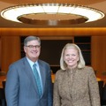 現会長、社長兼CEOのサミュエル・J・パルミザーノ（左）と、IBM社長兼CEOに指名されたバージニア・M・ロメッティ（右）