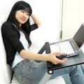 　サンコーは、ノートPC向けのアルミ製携帯デスク「ゴロ寝deスクアルミ」を8月25日に発売する。価格は6,980円。