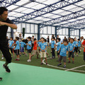 子どもに速く走るための運動能力をアップするコツを教える内藤選手