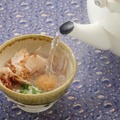 お椀にたっぷりのかつお節と味噌を入れ、お湯を注いで作るお味噌汁「かちゅー湯」