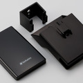 「Verbatim EV 1TB USB3.0 Black」（型番：36417）本体とテレビ背面への取り付け器具