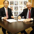 ライセンス署名時の風景。阪神コンテンツリンク代表取締役社長の宮崎恒彰氏およびVNU Business Media Inc. CEOのロバート・クラコフ氏