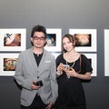“異色写真展”オープニングパーティーでトークを行った永瀬正敏（左）と豊田エリー