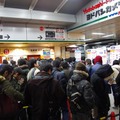 PSVita発売日、ヨドバシアキバは300人を超える行列発生 ― SCEハウス社長・平井会長も登場  