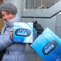 PlayStationVita、渋谷のカウントダウンイベントではSCEハウス社長・平井会長が訪れ本体を手渡し2  