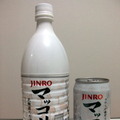 韓国の伝統酒であり、乳酸菌を発酵させてつくったヘルシーなお酒、それがマッコリ。左がボトルの「JINROマッコリ」1000nl、右は「JINRO CANマッコリ」350ml。缶は微炭酸です