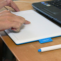 専用ペンだけでなく、指で直接タッチして使用することもできる。4フィンガーまでのマルチタッチをサポートし、ジェスチャーにも対応する。