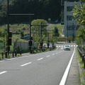 もうひとつの基地局はYRP敷地内の道路にある。1本のポール（写真奥から2本目）に基地局とアンテナを設置している。丘陵地なので、かなり勾配があることがわかる