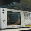 Agilent E4440A PSAは、最高26.5GHzの複雑なRF信号やマイクロ波信号を測定・モニタリングできる。価格はなんと600万円以上。あなたならアペアナ買いますか？ それてもベンツ2台買いますか？