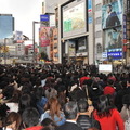 3月11日、ターミナル駅周辺には、地震情報を求める人たちであふれた