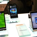 「Xperia S」（手前）はホワイト、ブラックのカラーバリエーションを用意。AT&T向けの「Xperia ion」はブラックのみ